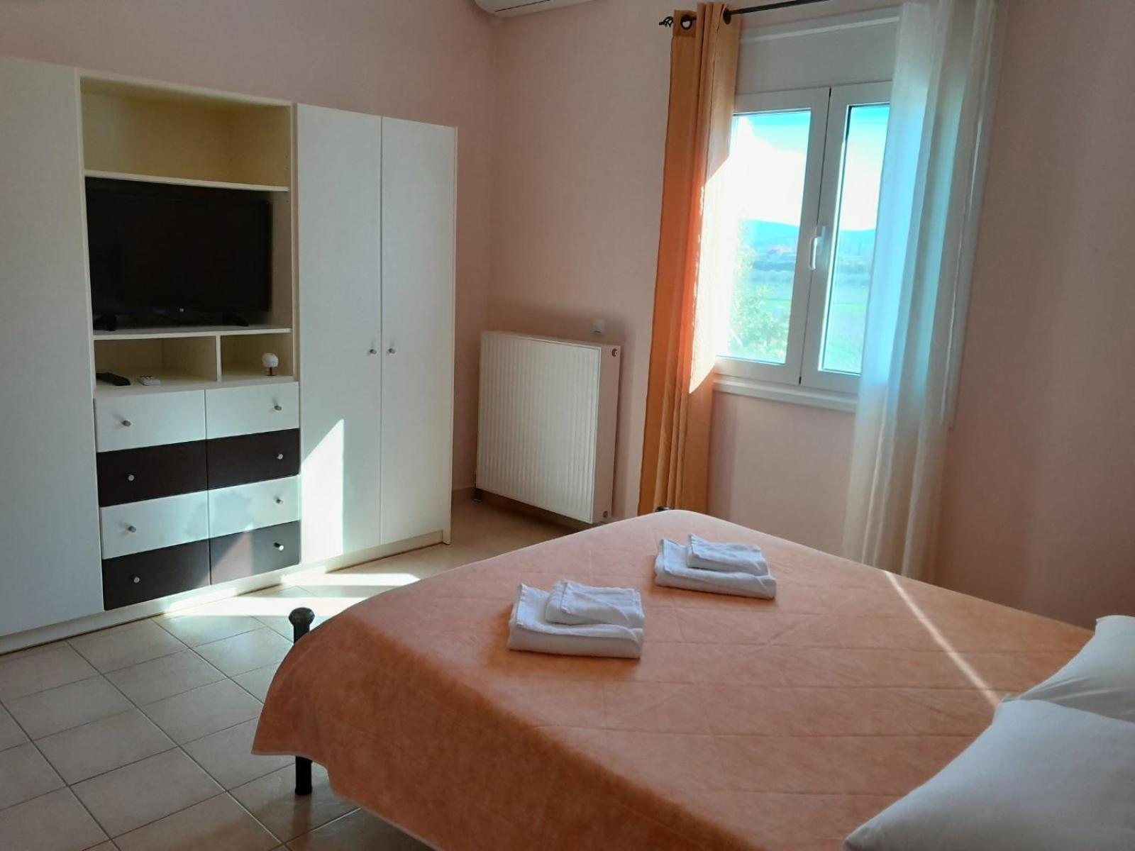Omorfi Poli 120 Sqm Apartment นาฟปลิโอ ภายนอก รูปภาพ